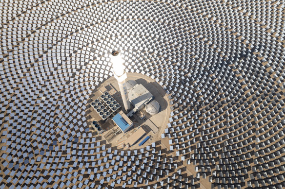 China’s super mirror power plant uses 12,000 mirrors to reflect solar power into a central column. 