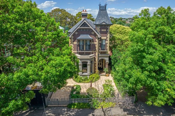 9 Yarra Street, Hawthorn sold at auction for $5.505 million, $255,000 more than two years ago.