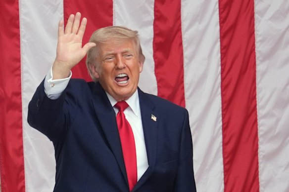 Il presidente Donald Trump lunedì al cimitero nazionale di Arlington per il Memorial Day.