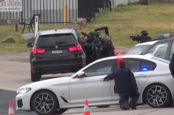 A man is dead in a suspected suicide following a siege west of the Blue Mountains where shots were fired at heavily armed police.
