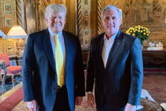 Donald Trump ve Meclis Cumhuriyetçi azınlık lideri Kevin McCarthy, Kongre Binası'nda Trump'tan ilham alan 6 Ocak isyanının ardından.