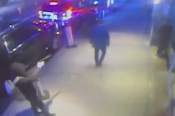 Imagens de CCTV capturaram o momento em que Brian Thompson foi morto a tiros em frente a um hotel no centro de Manhattan.