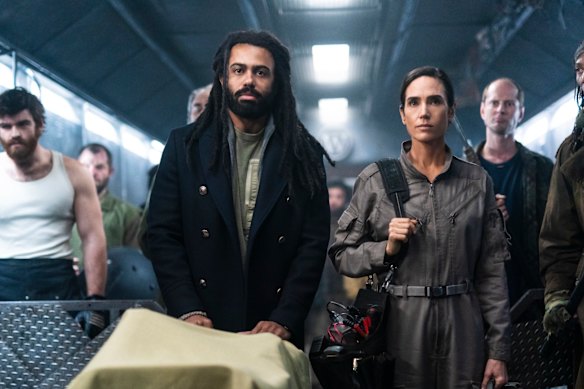 Daveed Diggs e Jennifer Connelly em Snowpiercer.