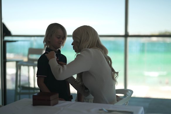 Caitland Lyon entrega as medalhas de Dann Lyons a seu filho Noah.