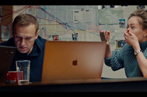 Alexei Navalny gets a Russian agent to reveal details of the plot to poison him in Daniel Roher’s documentary Nalvany.
