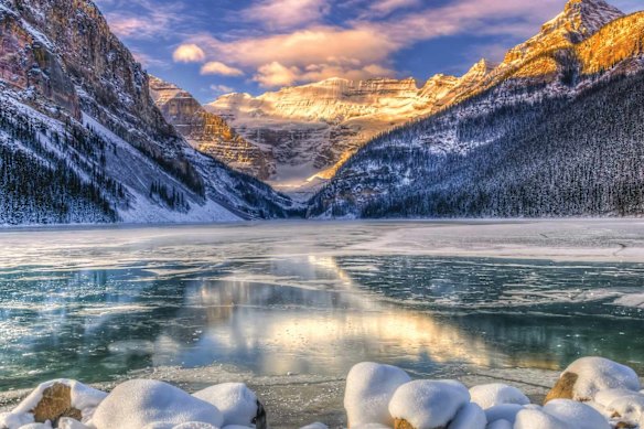 Experience the ice-capped magic of Canada’s snowy landscapes during a winter wonderland getaway. 