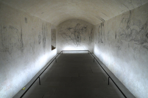 Давно скрытое пространство было обнаружено в 1975 году, вызвав ожесточенные споры по поводу авторства Микеланджело. 