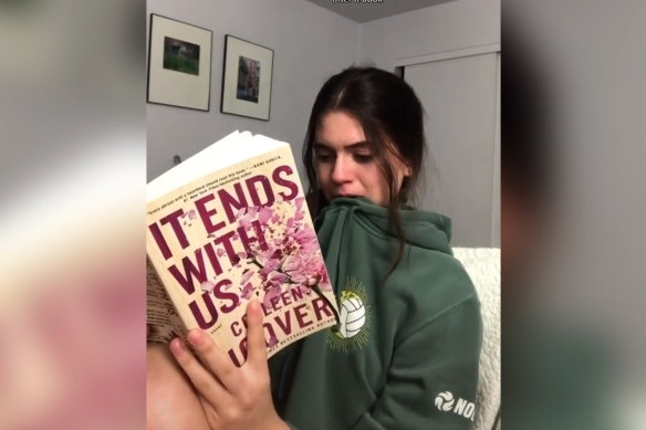 Eloise Hampson reading Colleen Hoover’s novel It Ends With Us.