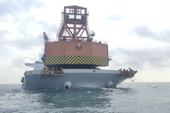 Çin'e kayıtlı bir dökme yük gemisi, Doğu Johor sularına yasadışı bir şekilde demirlediği için Malezya Denizcilik İcra Dairesi tarafından gözaltına alındı.