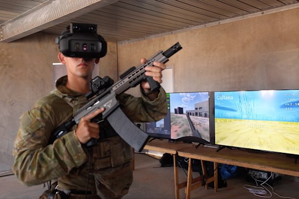 Os soldados também usaram a realidade virtual para praticar o abate de drones na base de treinamento de Cultana, no sul da Austrália.