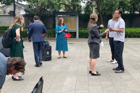 Australian journalists, travelers in China with first minorist Anthony Albanian, they were approached by local security in a tourist attraction.