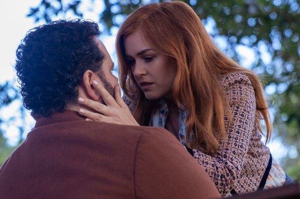 Josh Gad and Isla Fisher, who plays an advice columnist with a secret, in Wolf Like Me.