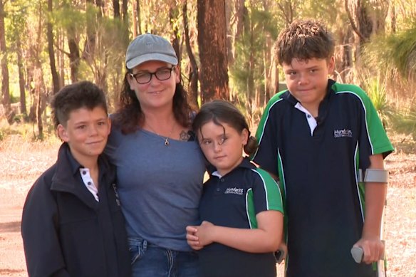 Austin Appelbee (derecha) con su madre Joanne, su hermano Beau y su hermana Grace en su casa en Perth.