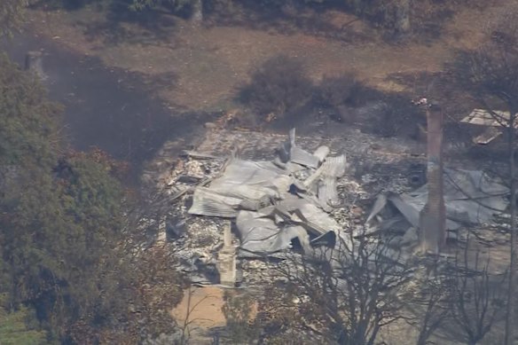 O incêndio destruiu pelo menos 10 casas em Ruffy, cerca de 100 quilómetros a norte de Melbourne.