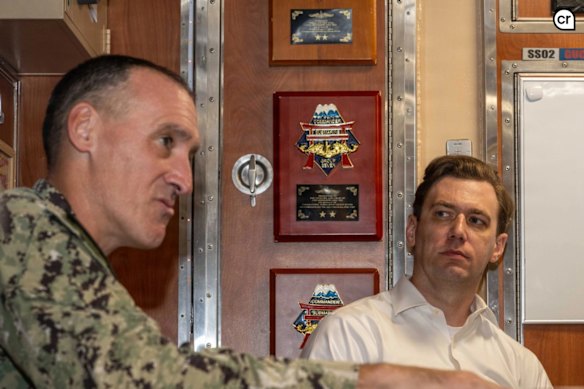 L'alto funzionario del Pentagono Austin Dahmer, a destra, in visita al sottomarino di classe Virginia USS Mississippi a Pearl Harbor questo mese.