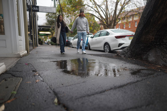 The wet weather in Sydney is forecasted to linger for the rest of the weekend.