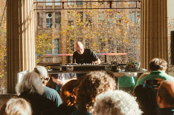 Adrian Sherwood en las cubiertas.
