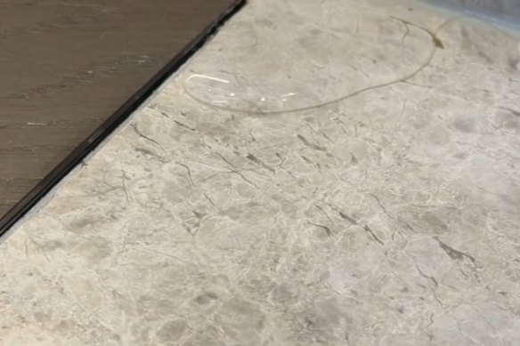 Uma cena do vídeo mostrando um vazamento de água.