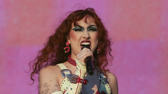 Chappell Roan alcançou fama internacional graças às suas apresentações em festivais de música virais.