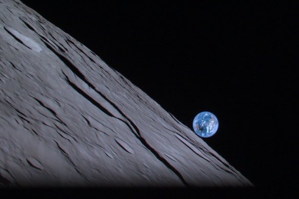 The lunar Earthrise during solar eclipse, captured by the lander-mounted camera at an altitude of about 100 km from the lunar surface.