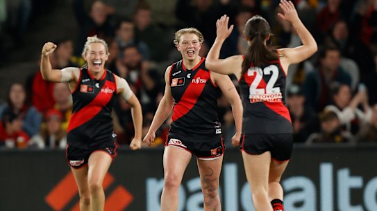 Essendon claim 26-point over Hawthorn.