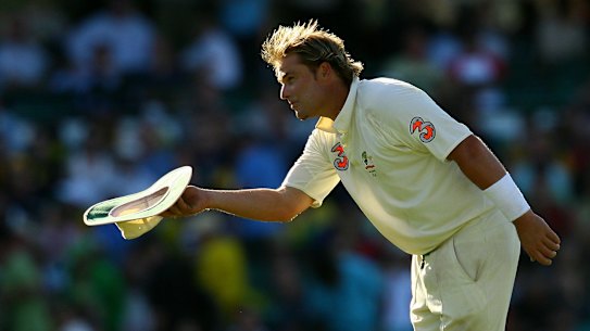 SYDNEY, AUSTRALIA - JANUARY 04:  Shane Warne of Australia bows to the crowd at the end of day three of the fifth Ashes Test Match between Australia and England at the Sydney Cricket Ground on January 4, 2007 in Sydney, Australia.  (Photo by Mark Nolan/Getty Images) Fifth Test - Australia v England: Day ThreeSYDNEY, AUSTRALIA - JANUARY 04: Shane Warne of Australia bows to the crowd at the end of day three of the fifth Ashes Test Match between Australia and England at the Sydney Cricket Ground on January 4, 2007 in Sydney, Australia. (Photo by Mark Nolan/Getty Images)