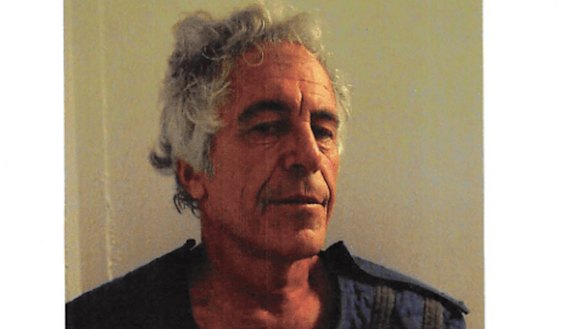 Un’immagine del Dipartimento di Giustizia di Epstein in prigione datata 23 luglio 2019, poco più di due settimane prima che fosse trovato morto nella sua cella.