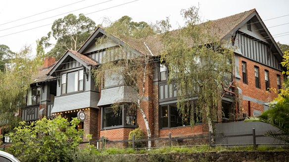 The Alpine Hotel is located in a quiet pocket of Victoria in the Yarra Ranges. 