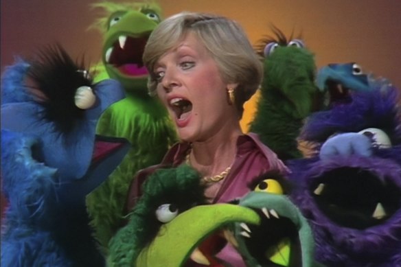 Florence Henderson sings Happy Together with a group of Frackles on The Muppet Show.
