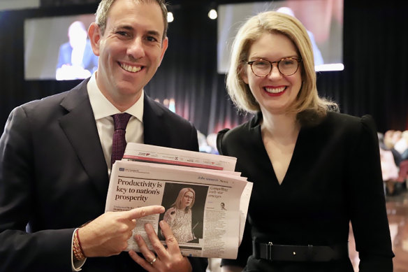 Il segretario al Tesoro Jim Chalmers e l'economista Danielle Wood dopo aver fatto notizia.