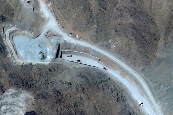 Un'immagine satellitare mostra i veicoli all'ingresso del tunnel occidentale del complesso segreto iraniano di Pickaxe Mountain.