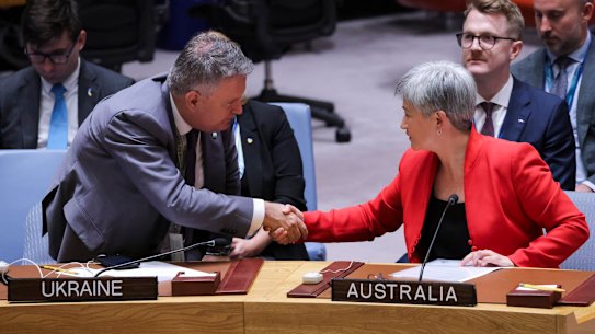 Foreign Minister Penny Wong shakes hands with a Ukrainian diplomat at the UN.