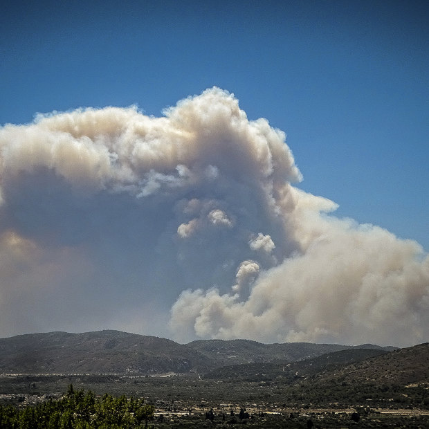 Yunanistan'ın Rodos adasının üzerinde bir orman yangınından çıkan duman bulutu yükseliyor.