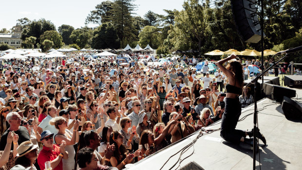 Lou Doillon brings dancers to the front of the stage.