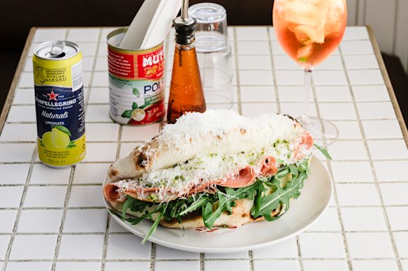 Há muitos panuozzo no cardápio do almoço, mas esse número de mortadela é a escolha.