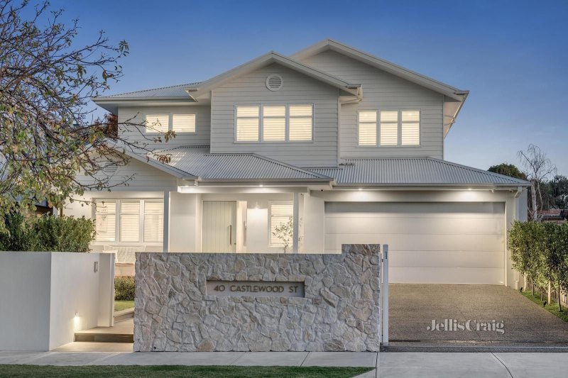 Family tops price range with one bid to buy Bentleigh East house for $3.43 million