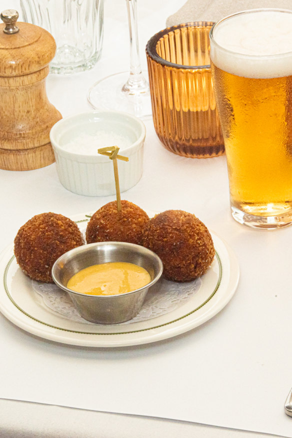 Bitterballen (bite-sized croquettes with curry-spiced chicken).