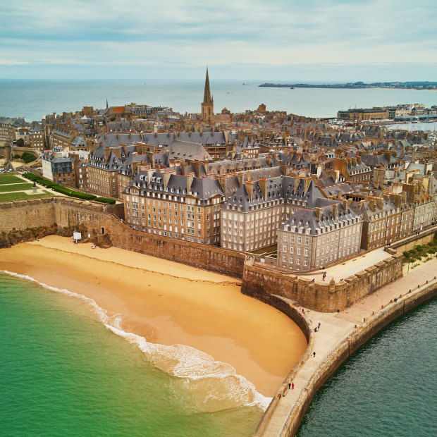 Explore the walled city of Intra-Muros in Saint-Mal, Brittany, with Bunnik Tours.