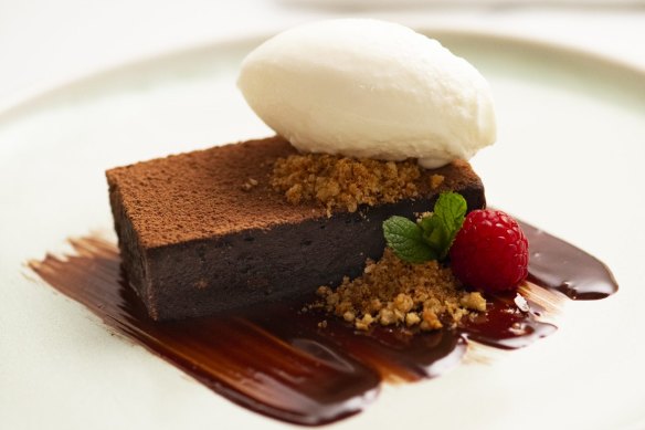 A few touches help transform a brownie into gateau au chocolate.