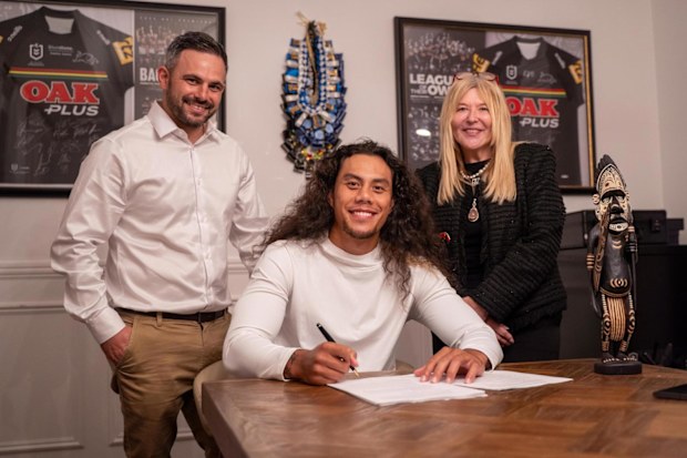 Chiefs genel menajeri Michael Chammas, yıldız transfer Jarome Luai ve CEO Lorna McPherson.