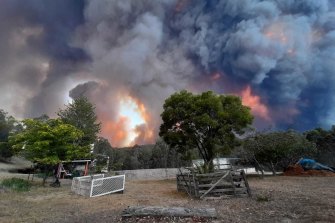 Victoria Bushfires LIVE: Gippsland remains on high alert as lightning starts new fires - The Age