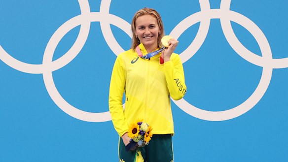 Ariarne Titmus poses with the gold medal for the women’s 200m freestyle Final on day five of the Tokyo 2020 Olympic Games.
