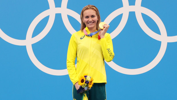 Ariarne Titmus poses with the gold medal for the women’s 200m freestyle Final on day five of the Tokyo 2020 Olympic Games.
