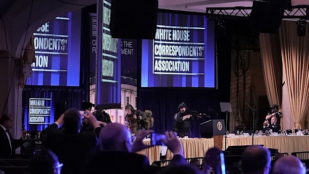 Gli agenti dei servizi segreti si precipitano sul palco per portare in salvo il presidente al Washington Hilton.