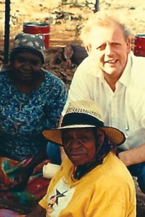 Hank Ebes with Emily Kame Kngwarrwe at Utopia.