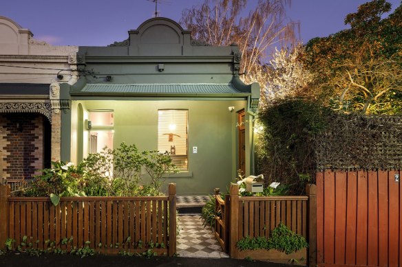 Australian actress Sigrid Thornton and her film producer husband Tom Burstall’s home passed in on a single vendor bid of $3.9 million at auction. 