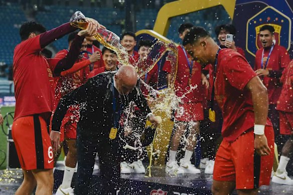 Kevin Muscat cops a champagne shower after Shanghai Port won the 2025 Chinese Super League.