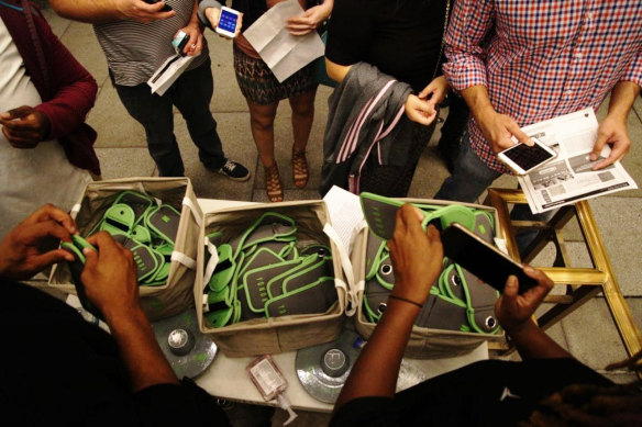 The Yondr phone wallet in use.