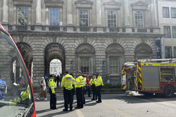 Des pompiers sur les lieux de l'incendie de Somerset House à Londres.