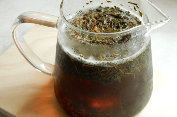 Mak.e a proper tea using a teapot